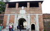 Sabbioneta - Itálie - Emilia - Sabbioneta, Porta Vittoria z vnějšku, nahoře erb rodu Gonzaga-Colonne