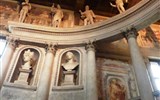 Emilia-Romagna: panovnická sídla, kultura, gastronomie i Ferrari - Itálie - Emilia - Sabbioneta - Teatro antica, ve výklencích 4 busty - bohyně Cybele a 3 starověcí vůdci