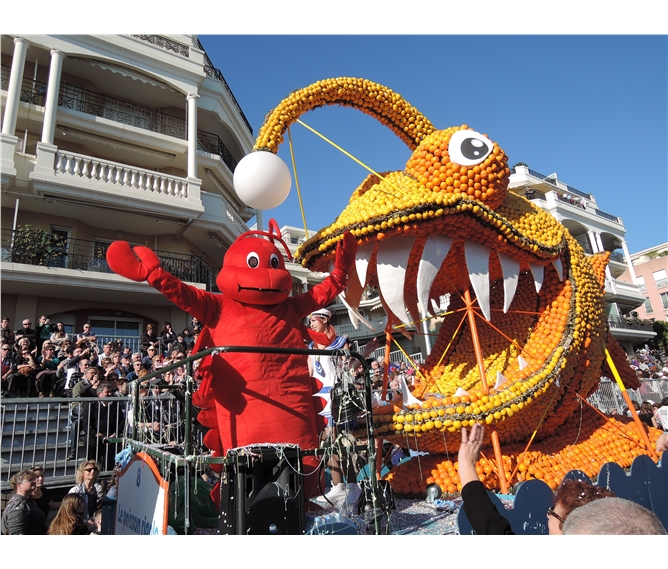 Karneval květů a světel v Nice a festival citrusů v Mentonu 2019 - Francie - Menton - Corsi des Fruits d´Or, hele humr a zubatá ryba a všechno z citrusů