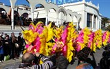 Karneval světel v Nice a festival citrusů v Mentonu - Francie - Menton, Corsi des Fruits d´Or, pestré barvy a hezká děvčata