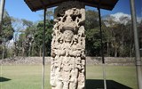 Za Mayi do Guatemaly, Belize a do Hondurasu 2017 - Guatemala - Copán - stéla B, král Uaxaclajuun Ub´aah K´awiil, 695-738