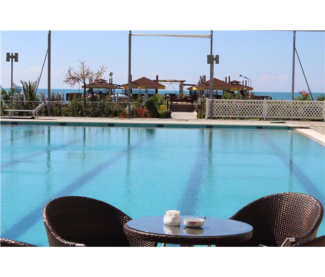 Albánie, dovolená 55+ - Albánie - posezení u bazénu v hotelu Bleart