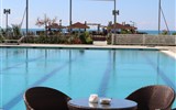 Albánie, dovolená 55+ - Albánie - posezení u bazénu v hotelu Bleart