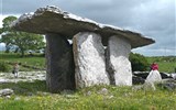 Burren - Irsko - Poulnabrone, komorová hrobka, pohřbívalo se zde i druhotně 4.200-2.900 př.n.l. a později 1780-1410 př.n.l.