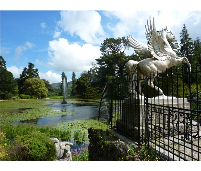 Irsko a Severní Irsko - Irsko - Powerscourt Garden, Triton Lake a okřídlený kůň