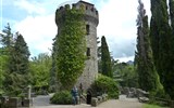 Powerscourt Gardens - Irsko 730 - Powerscourt Garden_ kamenná věž Pepperpot Tower, postavená 1911 podle pepřenky zdejší lady