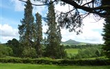 Powerscourt Gardens - Irsko -Powerscourt Garden, výhled na horu Great Sugar Loaf Mountain