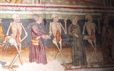 Slovinsko, hory, jezera a moře - Slovinsko - Hrastovlje - tzv. Tanec smrti, fresky Janeze iz Kastva, kolem 1490 - kostlivci si vedou bohatce i kněze, nikdo neunikne