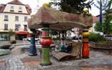Perličky kraje Waldviertel a makové slavnosti - Rakousko - Zwettl - fontána F.Hundertwassera, 1994