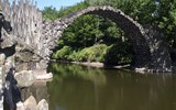 Kromlau, říše azalek a rododendronů - Německo - Kromlau - Rakotzbrücke, z čedičových sloupů, budovaný 10 let