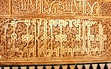 Andalusie, památky UNESCO a přírodní parky - Španělsko - Andalusie 720 - Granada, Alhambra, Sala de los Embajadores, dlaždice kolem sálu do výše 1,2 m, výš ornamenty