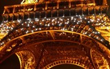 Májová Paříž - Francie - Paříž - Eiffelova věž, vysoká 324 m, váží 10.000 tun, z železných nosníků spojených 2,5 miliony nýtů
