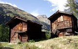 Zermatt - Švýcarsko - dřevěné historické stavby nad Zermattem