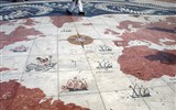 Lisabon, královská sídla a krásy pobřeží Atlantiku a Porto 2019 - Portugalsko - Lisabon - Památník objevitelů, mapa zámořských cest portugalských karavel věnovaná vládou JAR