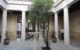 Villa Kerylos - Francie - Azurové pobřeží - vila Kérylos, Peristyl, centrál. nádvoří obklop sloupy (12) z carrar.mramoru, 6 maleb