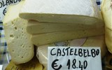 Gastronomie Itálie - Itálie - Piemont - Castebello z kravského, ovčího či kozího mléka, zemitá chuť s příchutí hub