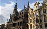 Brusel, Bruggy, Antverpy, Rubens a barokní průvod 2018 - Belgie - Brusel, Maison du Roi, vpravo Le Pigeon, domov V.Huga v exilu