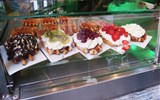 Belgie, přírodní krásy a památky UNESCO - Belgie - Antverpy, belgické vafle gaufres s čerstvým ovocem a šlehačkou jsou vynikající