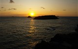 Saint-Malo - Francie - Bretaň - St.Malo, slunce mizí v moři za ostrůvky Petit Bé a Grand Bé