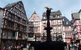 Mosela - Německo - Mosela - Bernkastel, Marktplatz, kolem krásné hrázděné domy z 16. a 17.století