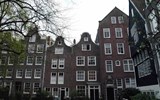 Amsterdam, advent a festival světel 2016 - Holandsko - Amsterdam, Begijnhof, zcela vpravo nejstarší dům města, Het Houten Huis, 1420