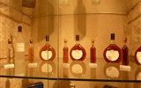 armaňak - Francie - Gaskoňsko - armagnac se na rozdíl od koňaku destiluje jen jednou a tak má výraznější chuť