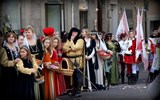 Květinové slavnosti - Itálie - Viterbo - aktéři slavnosti San Pellegrino in Fiore čekají na zahájení (foto Jan Kaul)