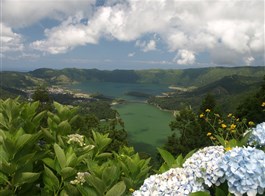Azorské ostrovy, San Miguele a Terceira, Lisabon 2022  Portugalsko - Azory - Sete Chiades, vpředu Lago Verde, vzadu Lago Azul.