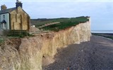 Cornwall, po stopách krále Artuše - Velká Británie - Anglie - křídové útesy Seven Sisters tvoří křída s hojnými valouny pazourku, intenzivní eroze sebere 1 m pobřeží za rok