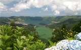 Azorské ostrovy, San Miguele a Terceira 2019 - Portugalsko - Azory - Sete Cidades, vpředu Lago Verde, vzadu Lago Azul