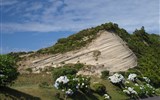 Sao Miguel - Portugalsko - Azory - vrstvy trachytických tufitů vyzdvižené při poslední velké explozi