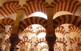Památky UNESCO v Andalusii - Španělsko - Andalusie - Cordoba, Mezquita, oblouky se stříd červených a bílých bloků - inspir. Skalním dómem v Jeruzalémě