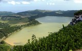 Azorské ostrovy, San Miguele a Terceira 2019 - Portugalsko - Azory - Lagoa das Furnas, barva vody způsobená exhalacemi  - doznívání sopečné činnosti