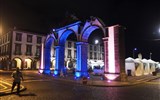 Sao Miguel - Portugalsko - Azory - San Miguel - Ponta Delgada, Praça de Gonçalo Velho, Portas da Cidade v nočním osvětlení