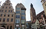 Wroclaw, město kultury 2016 - Polsko - Vratislav (Wroclaw), vlevo dům U Gryfů, vpravo kostel sv.Alžběty Maďarské