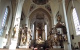 Nejkrásnější alpské vyhlídky a květinové korzo - Rakousko - Kitzbühel, interiér kostela sv.Ondřeje