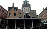 Rialto - Itálie - Benátky - San Giacomo di Rialto, 11.-12.stol, upraven 1601, obří hodiny ukazující 24hodinový čas