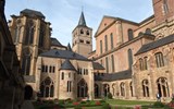 Zážitkový víkend, za vínem na Moselu a Rýn - Německo - Porýní - Trevír, vlevo Liebfrauenkirche, před ní Paulus kapelle, vpravo dóm