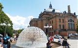Norsko, zlatá cesta severu 2019 - Norsko - Oslo, fontána před Národním divadlem, to vystavěno 1895-9, novoklasicistní