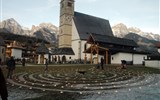 Alpské Solnohradsko, slavnosti shánění stád pod horou Hochkönig - Rakousko - Maria Alm - o adventu vzniká před kostelem světelný labyrint, symbol cesty do Jeruzaléma