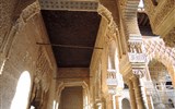 Alhambra - Španělsko - Granada - Alhambra, 124 sloupů z mramoru z Macaelu obklopuje Patio de los Leones
