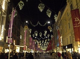 Adventní Graz vlakem a největší Vánoční trhy Štýrska 2022  Rakousko - Štýrský Hradec - adventní večer na Herrengasse