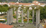 Evora nové - Portugalsko - Evora - tzv. Dianin chrám, ale ve skutečnosti zasvěcen uctívání císaře Augusta, zbylo 13 korintských sloupů (foto M.Lorenc)