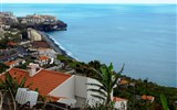 Madeira, zelený ostrov a karneval - Madeira - z Levady dos Piornais je vidět i tzv.černá pláž u Funchalu