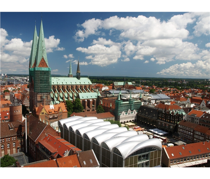 Hamburk, Lübeck, architektura a ostrov Rujána - Německo - Lübeck - Marienkirche a před ním náměstí Markt