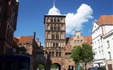 Hamburk, Lübeck, architektura a ostrov Rujána - Německo - Lübeck - Burgtorr, druhá zachovalá městská brána, 1444, N.Peck