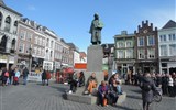 Rotterdam, skanzen UNESCO a Hieronymus Bosch 2017 - Belgie - s´Hertogenbosch - socha Hieronyma Bosche na Tržním náměstí od A.Falise, 1929
