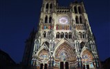 Amiens - Francie - Pikardie - Amiens, noční pohled na katedrálu Notre Dame, nahoře svítí galerie králů