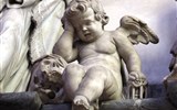 Amiens - Francie - Pikardie - Amiens, Notre Dame, náhrobek G.Lucase od N.Blaseta, 1636, plačící anděl, symbol mrtvých v 1.světové válce