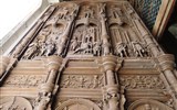 Beauvais - Francie - Pikardie - Beauvais, S.Pierre, vyřezávané dřevěné dveře J průčelí, sv.Petr léčí ochrnuté, 1540